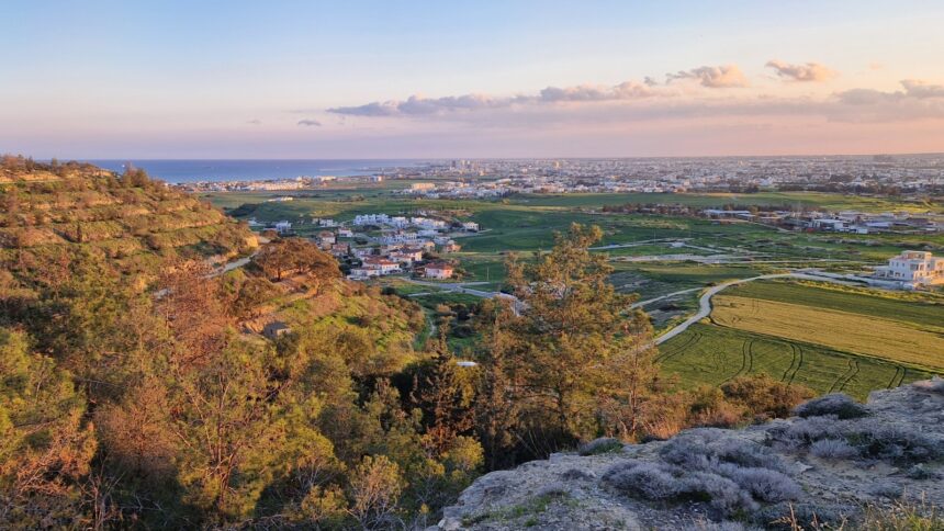 Κατοικίες και γεωργική γη στην Ορόκλινη, με τη Λάρνακα στο βάθος