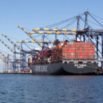 Το εμπορικό πλοίο NYK Themis στο λιμάνι του Λος Άντζελες