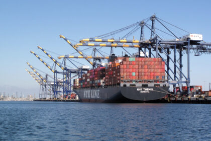 Το εμπορικό πλοίο NYK Themis στο λιμάνι του Λος Άντζελες