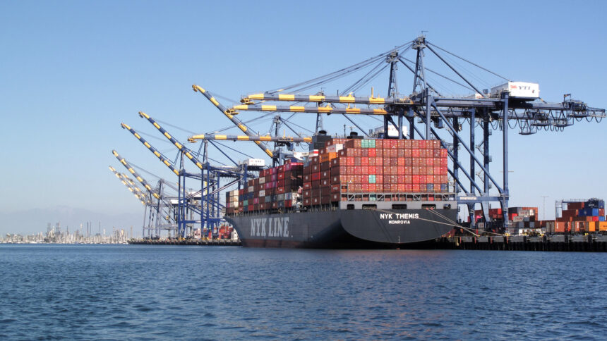 Το εμπορικό πλοίο NYK Themis στο λιμάνι του Λος Άντζελες