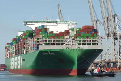 Το πλοίο Ever Arm στο λιμάνι του Ρότερνταμ