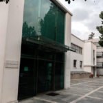 Η είσοδος και το κτίριο της κυπριακής Βουλής των Αντιπροσώπων στη Λευκωσία.