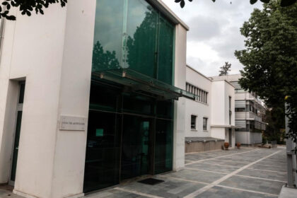 Η είσοδος και το κτίριο της κυπριακής Βουλής των Αντιπροσώπων στη Λευκωσία.