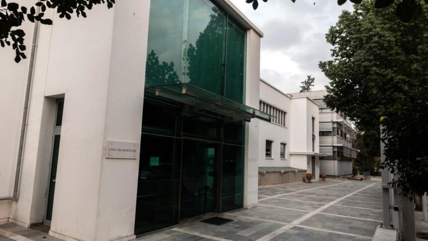 Η είσοδος και το κτίριο της κυπριακής Βουλής των Αντιπροσώπων στη Λευκωσία.