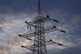 Πυλώνας ηλεκτρισμού κοντά στο Πάρκο Αντώνη Τρίτση στην Αττική. Φωτογραφία αρχείου.