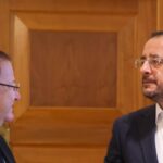 Γεώργιος Παπαγεωργίου και Νίκος Χριστοδουλίδης κατά την επίδοση της έκθεσης της ΕΔΥ