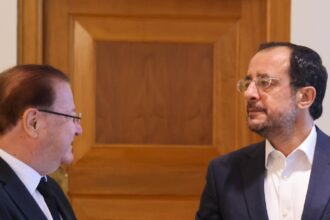 Γεώργιος Παπαγεωργίου και Νίκος Χριστοδουλίδης κατά την επίδοση της έκθεσης της ΕΔΥ