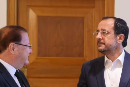 Γεώργιος Παπαγεωργίου και Νίκος Χριστοδουλίδης κατά την επίδοση της έκθεσης της ΕΔΥ
