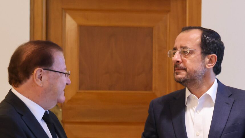 Γεώργιος Παπαγεωργίου και Νίκος Χριστοδουλίδης κατά την επίδοση της έκθεσης της ΕΔΥ