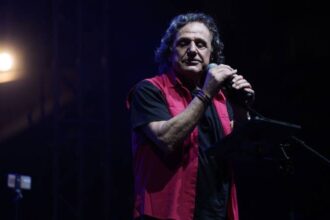 Ο Βασίλης Παπακωνσταντίνου σε συναυλία — αρχειακή φωτογραφία, άγνωστη ημερομηνία λήψης