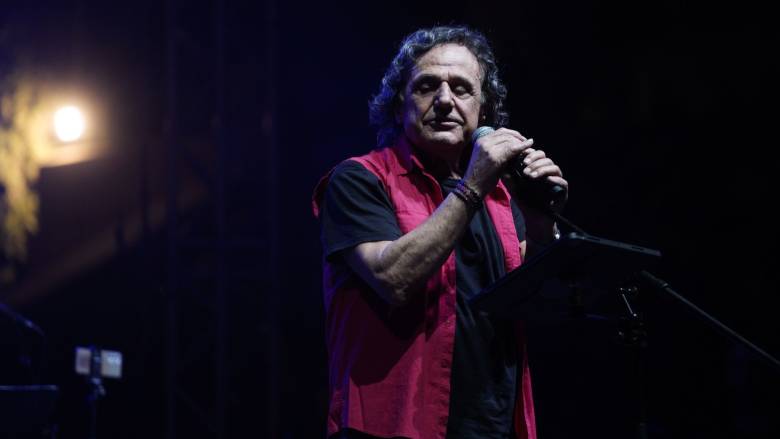 Ο Βασίλης Παπακωνσταντίνου σε συναυλία — αρχειακή φωτογραφία, άγνωστη ημερομηνία λήψης