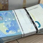 Δεσμίδες χαρτονομισμάτων των20 και50 ευρώ