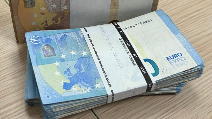 Δεσμίδες χαρτονομισμάτων των20 και50 ευρώ