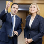 Ο Δημήτρης Παπαστεργίου και η Χένα Βίρκουνεν στην Αθήνα, 2 Οκτωβρίου 2025.