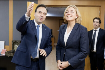 Ο Δημήτρης Παπαστεργίου και η Χένα Βίρκουνεν στην Αθήνα, 2 Οκτωβρίου 2025.