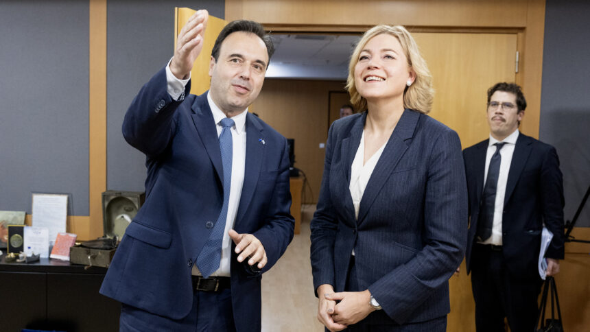 Ο Δημήτρης Παπαστεργίου και η Χένα Βίρκουνεν στην Αθήνα, 2 Οκτωβρίου 2025.