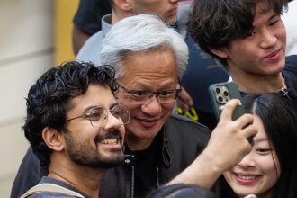Ο επικεφαλής της Nvidia Τζένσεν Χουάνγκ με φοιτητές στο Πανεπιστήμιο Στάνφορντ, 30 Απριλίου 2026