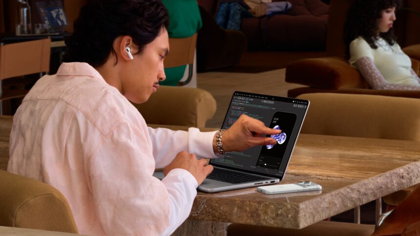 Χρήστης αγγίζει την οθόνη του νέου MacBook Pro με PROLED XDR