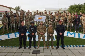 Μέλη της Εθνικής Φρουράς και Αμερικανοί πεζοναύτες μετά από εκπαίδευση στην Κύπρο, φωτογραφία αρχείου