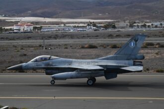 Ελληνικό F-16 τροχοδρομεί στην αεροπορική βάση Γκάντο