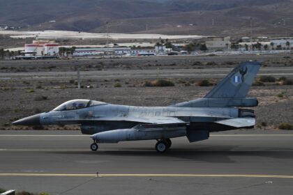 Ελληνικό F-16 τροχοδρομεί στην αεροπορική βάση Γκάντο