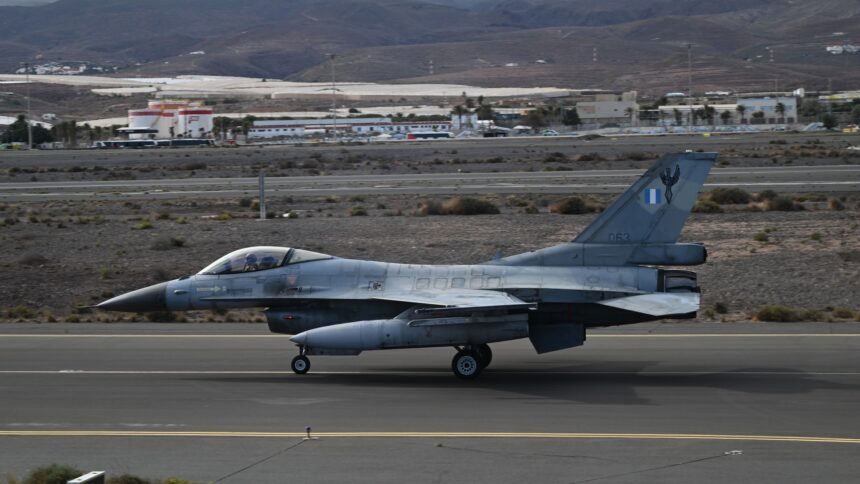 Ελληνικό F-16 τροχοδρομεί στην αεροπορική βάση Γκάντο