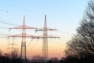 Γραμμές μεταφοράς ηλεκτρισμού υψηλής τάσης στο Ντόρτμουντ της Γερμανίας
