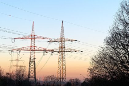Γραμμές μεταφοράς ηλεκτρισμού υψηλής τάσης στο Ντόρτμουντ της Γερμανίας