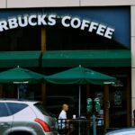 Πρόσοψη καταστήματος Starbucks στο Long Beach της Καλιφόρνιας