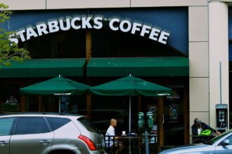Πρόσοψη καταστήματος Starbucks στο Long Beach της Καλιφόρνιας