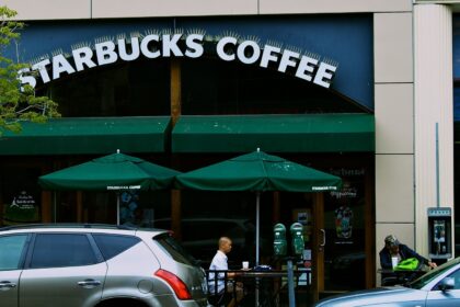 Πρόσοψη καταστήματος Starbucks στο Long Beach της Καλιφόρνιας