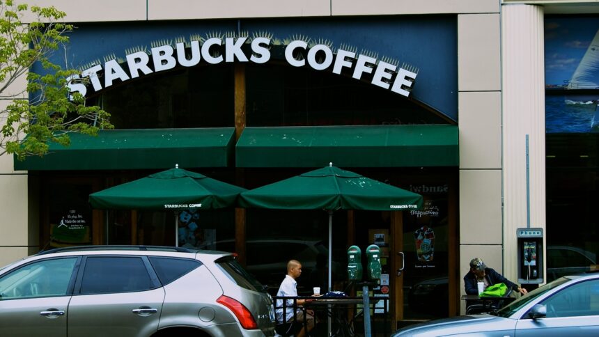 Πρόσοψη καταστήματος Starbucks στο Long Beach της Καλιφόρνιας
