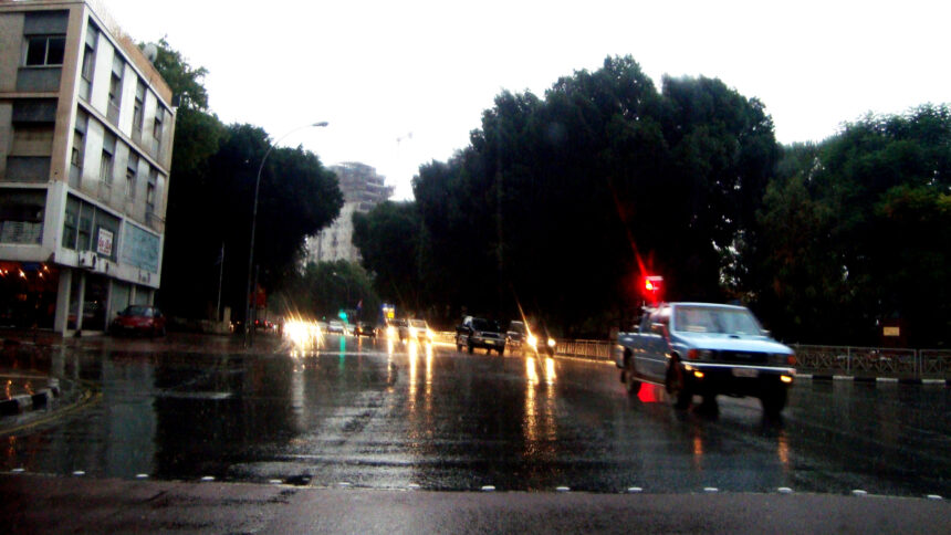 Βροχή και βρεγμένο οδόστρωμα στην Παλλουριώτισσα της Λευκωσίας (φωτογραφία αρχείου)