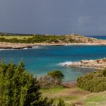 Σκοτεινά σύννεφα πάνω από τον κόλπο Amphitheatre Bay στον Ακάμα