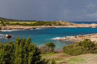 Σκοτεινά σύννεφα πάνω από τον κόλπο Amphitheatre Bay στον Ακάμα