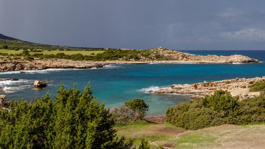 Σκοτεινά σύννεφα πάνω από τον κόλπο Amphitheatre Bay στον Ακάμα