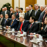 Ο Ντόναλντ Τραμπ και η αμερικανική αντιπροσωπεία σε διμερείς συνομιλίες στο Πεκίνο
