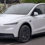 Λευκό Tesla Model Y σε δρόμο της Γερμανίας