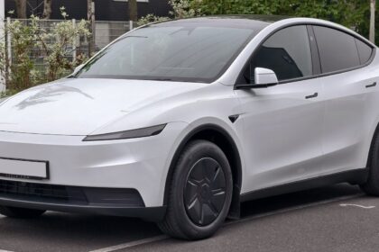 Λευκό Tesla Model Y σε δρόμο της Γερμανίας