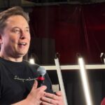 Ο Έλον Μασκ με μικρόφωνο σε εκδήλωση της Tesla στο Fremont