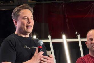 Ο Έλον Μασκ με μικρόφωνο σε εκδήλωση της Tesla στο Fremont