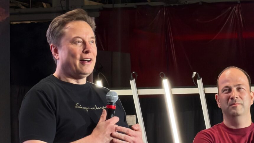 Ο Έλον Μασκ με μικρόφωνο σε εκδήλωση της Tesla στο Fremont