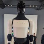 Ρομπότ Optimus σε εκθεσιακό χώρο της Tesla