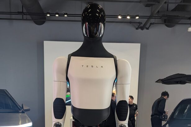 Ρομπότ Optimus σε εκθεσιακό χώρο της Tesla