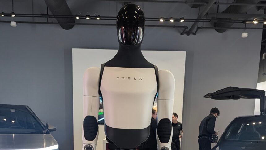 Ρομπότ Optimus σε εκθεσιακό χώρο της Tesla