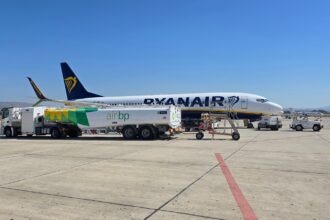 Αεροσκάφος Ryanair και ανεφοδιασμός στο αεροδρόμιο Πάφου