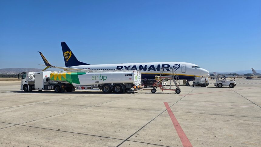Αεροσκάφος Ryanair και ανεφοδιασμός στο αεροδρόμιο Πάφου