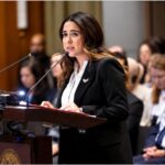 Η Λάνα Ζάκι Νουσεϊμπέ σε ομιλία, από το επίσημο φωτογραφικό υλικό της υποψηφιότητάς της