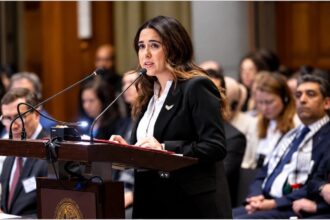 Η Λάνα Ζάκι Νουσεϊμπέ σε ομιλία, από το επίσημο φωτογραφικό υλικό της υποψηφιότητάς της