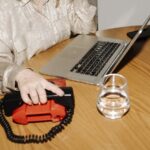 Χρήση φορητού υπολογιστή σε χώρο εργασίας